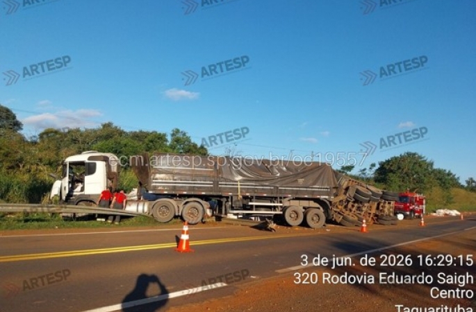 Motorista morre após colidir carreta contra defensa metálica na rodovia SP-255 em Taquarituba