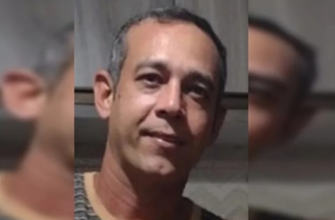 Pai mata filho de 3 anos quebrando a cabeça da criança