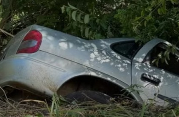 Motorista sobrevive a queda de carro em ribanceira no interior de SP