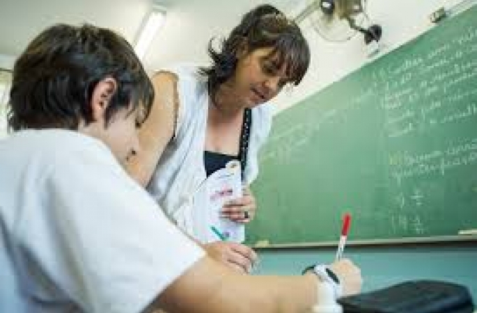 Ter professor que atua em apenas uma escola favorece desempenho de alunos