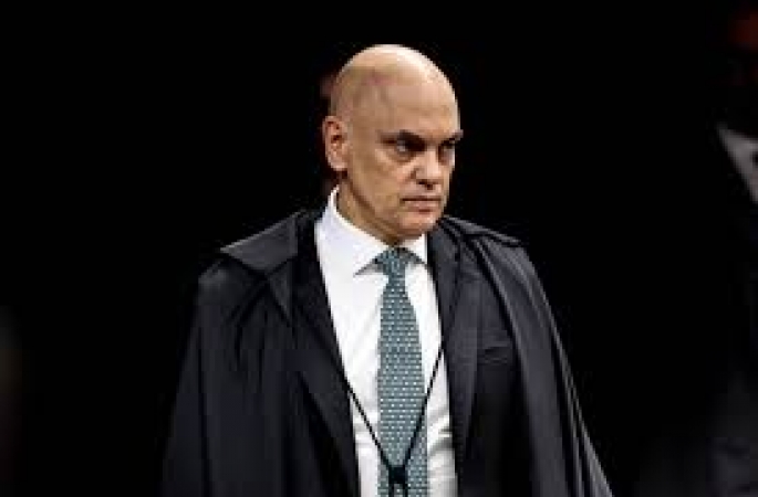 Moraes dá recados à mídia estrangeira em abertura de julgamento