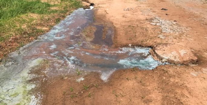 Avaré: Vazamento de esgoto no “Distrito Industrial” estaria poluindo APP