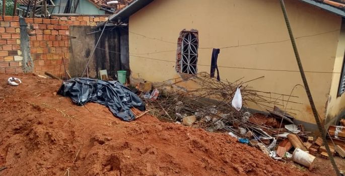 Muro de arrimo desaba no Bairro Camargo em Avaré e afeta famílias