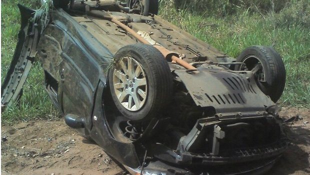 Motorista tem ferimentos leves ao capotar carro em Avaré