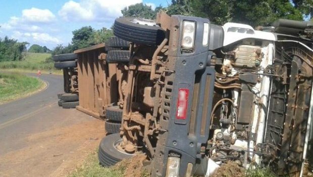 Treminhão carregado tomba e carga de cana-de-açúcar espalha pela pista