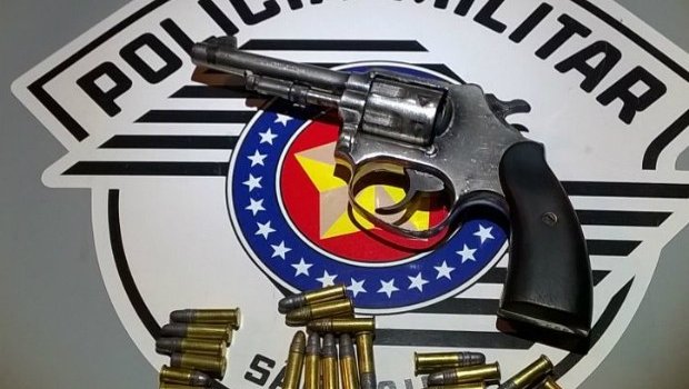 Homem é preso por porte ilegal de arma após denúncia anônima em Itaí
