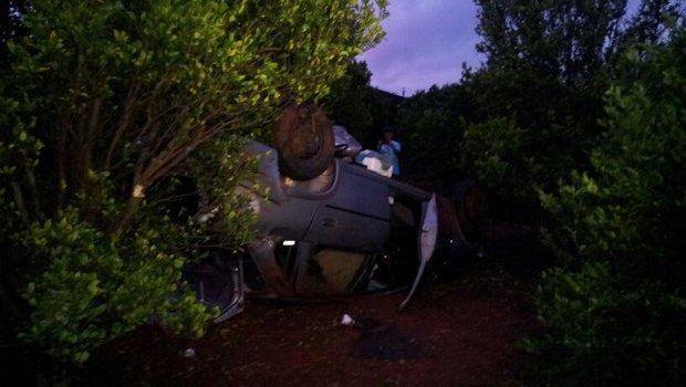 Carro capota e vai parar no meio de pomar em Chavantes