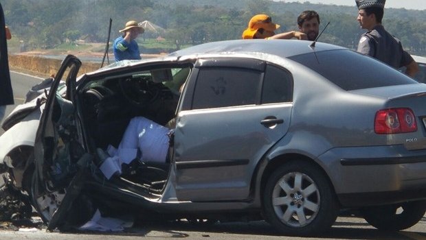 Motorista tem ferimentos graves ao bater em mureta de rodovia em Avaré