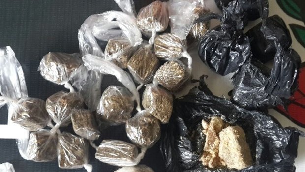 Casal é preso em flagrante com crack, maconha e munições em Itararé