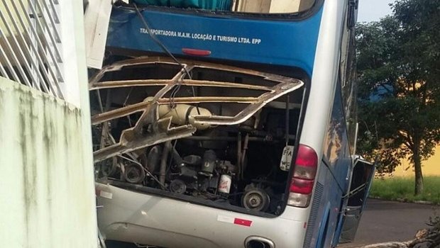 Ônibus desce ladeira de ré e ‘invade’ quarto de hotel em Cerqueira César