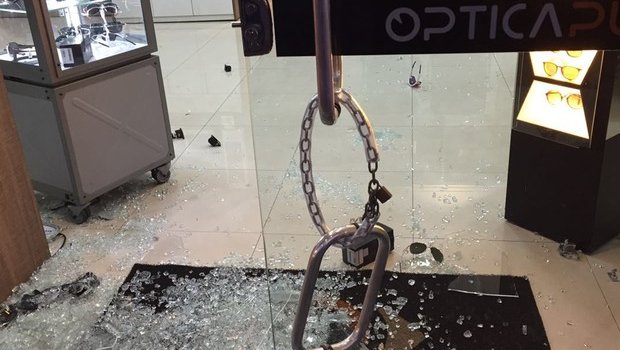 Ladrões quebram porta de vidro com chutes e furtam ótica em Avaré