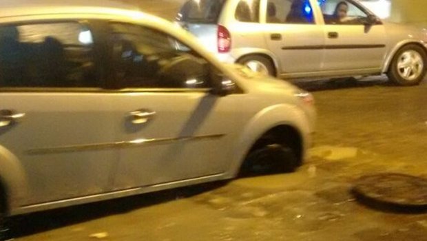 Carro fica preso ao cair em bueiro sem tampa em avenida de Avaré