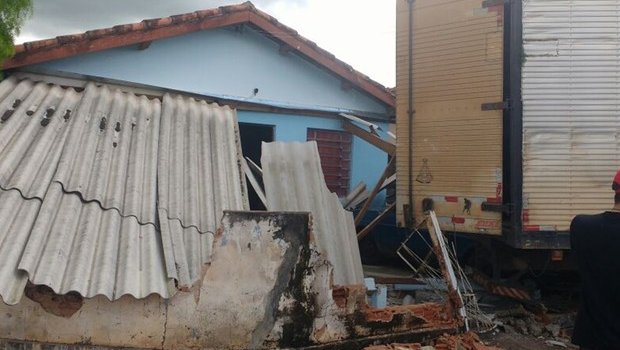 Caminhão desgovernado destrói muro de casa em Cerqueira César