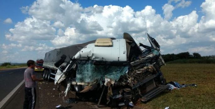 Colisão entre caminhões na rodovia Castelo Branco deixa um ferido em Avaré