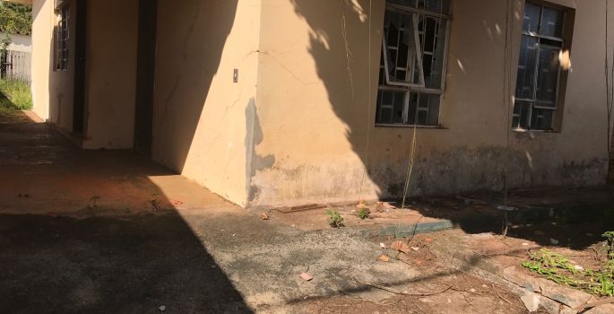 Esquecida, “casa do crime” permanece fechada em Avaré