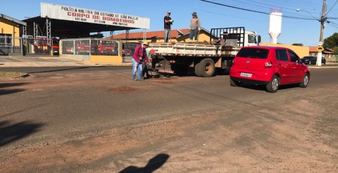 Sem massa asfáltica, prefeitura realiza “tapa-buracos com resíduos”