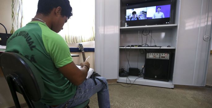 Estudantes da rede estadual de SP terão aulas por TV aberta e celular