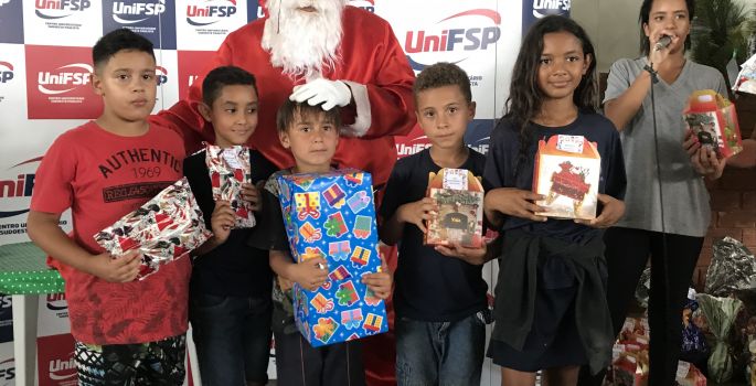 Crianças do Nocaija recebem presentes arrecadados pela UniFSP