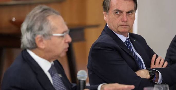 “Tira, porque eu estou apanhando muito”, disse Bolsonaro a Guedes