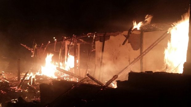 Mulher embriagada briga com marido e põe fogo na própria casa, diz polícia