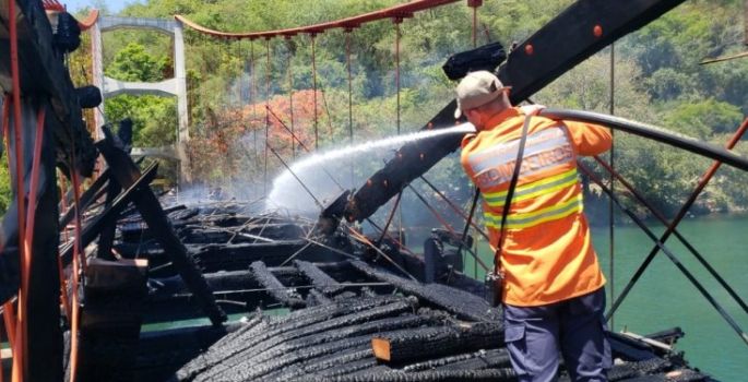 Incêndio destrói ponte Pênsil