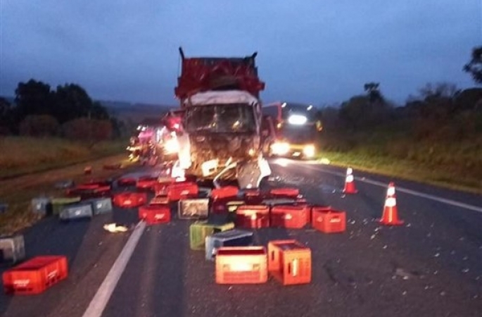 Motorista de caminhão fica ferido após colisão traseira em rodovia de Itaberá
