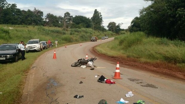 Motociclista morre ao bater de frente com caminhão em rodovia em Itaberá