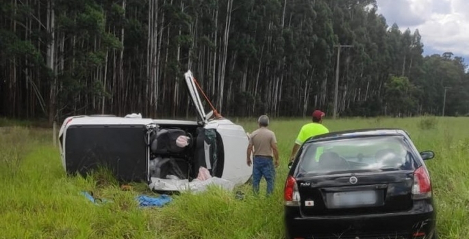 Idosa fica ferida após carro tombar na Rodovia Castelo Branco em Itatinga