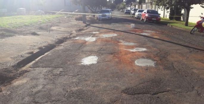 Moradores realizam “Operação Tapa-Buracos” em bairro de Avaré