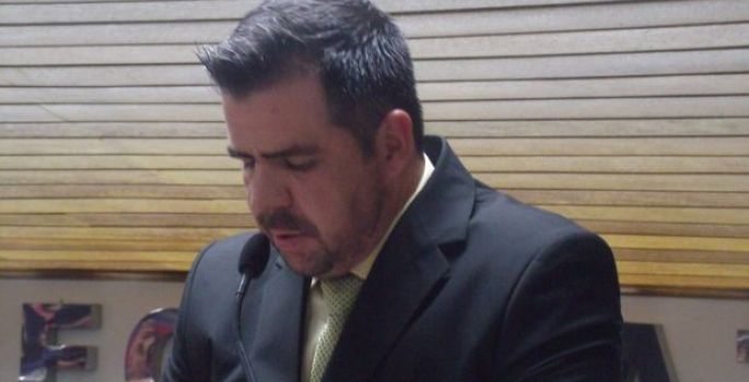 Prefeito “dribla” Câmara e compra tintas para pinturas da cidade