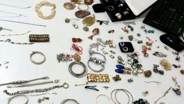 Polícia Militar localiza procurada com joias, relógios e munições em Avaré