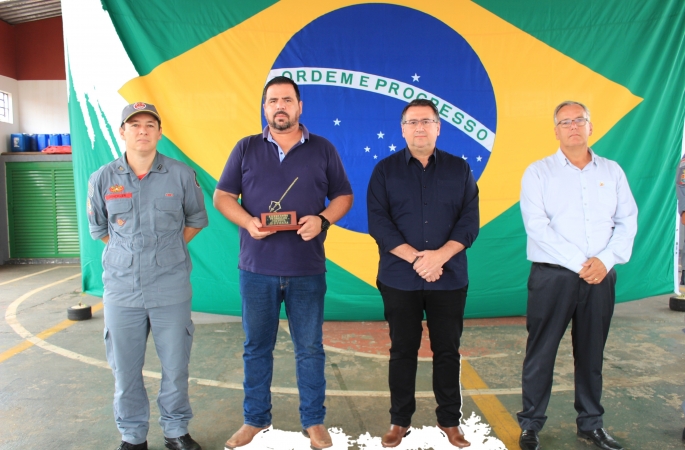 Jô Silvestre faz entrega oficial de equipamentos ao Corpo de Bombeiros