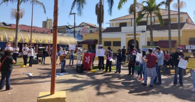 Manifestantes se reúnem em ato contra Bolsonaro