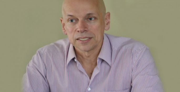 “Quantas redes sociais são necessárias para preencher o nosso vazio existencial?”