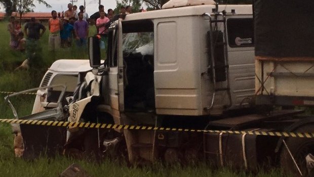 Motorista morre após veículo ser “engolido” por carreta durante batida