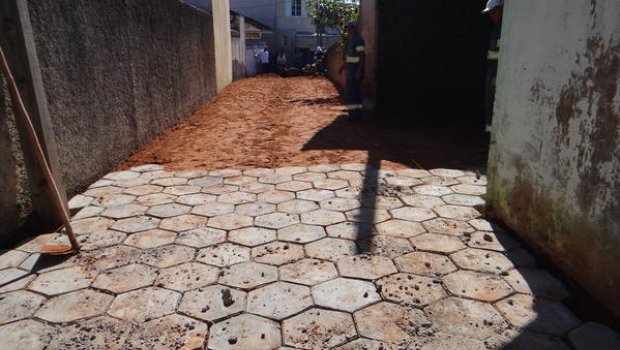 Ruas recebem reparos com lajotas produzidas pela Prefeitura
