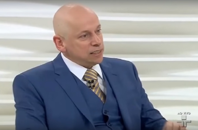 Todos nós, humanos, diminuímos de valor ético quando convivemos com genocídios ou violências
