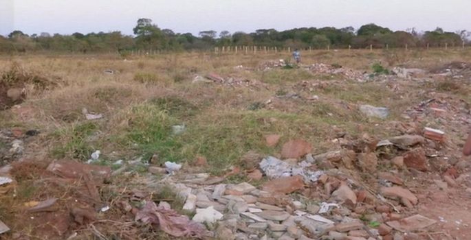 Campo de futebol abandonado vira “lixão” em bairro de Avaré