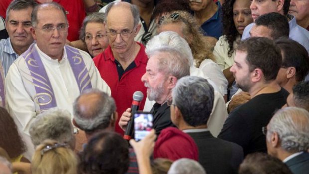 Comício no velório assusta Augusto de Franco: “Só um psicopata teria coragem de fazer o que Lula fez