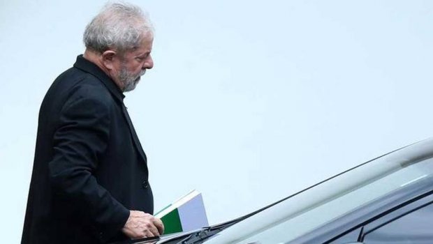 Temer diz a Lula que PMDB está “fora” do governo