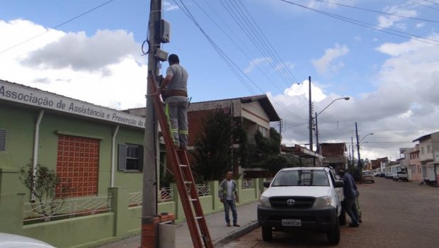 Prefeitura melhora iluminação e instalações elétricas da feira da Rua Espírito Santo