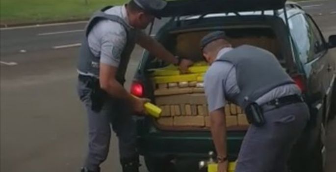 Adolescente de 16 anos é flagrado dirigindo carro lotado de maconha