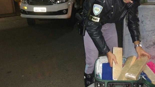 POLÍCIA RODOVIÁRIA PRENDE HOMEM COM MAIS 1/2Kg de MACONHA
