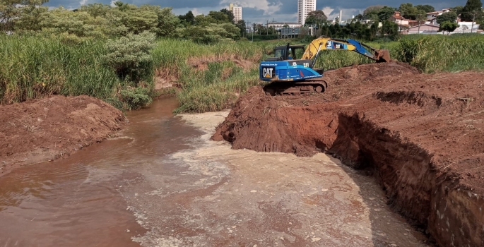Prefeitura de Avaré promove limpeza no Ribeirão Lajeado