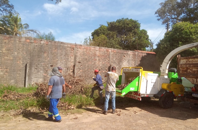 Triturador móvel de resíduo vegetal inicia trabalhos no Costa Azul