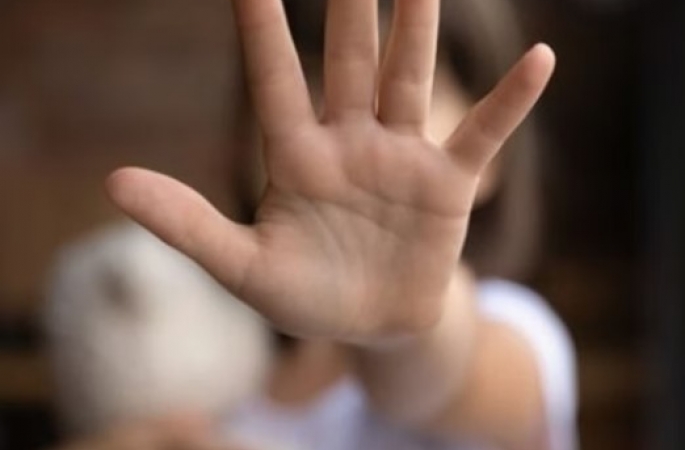 Abraçada a ursinho, namorada de garoto que matou família choca em depoimento: “Nem chorou”