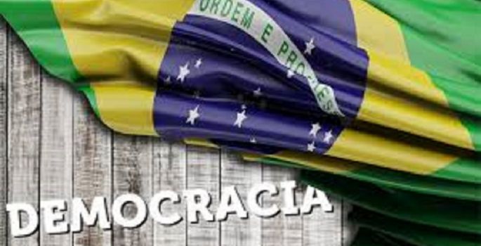 A pirâmide da democracia