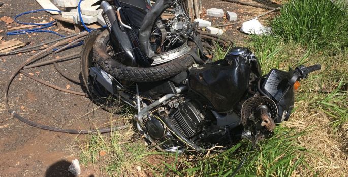 Acidente entre carro e moto deixa três mortos em rodovia de Cerqueira César