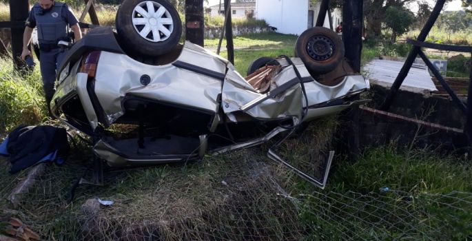 Motorista fica ferido após perder o controle de carro e bater na SP-255 Avaré