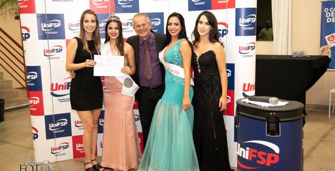 UniFSP concede bolsa de estudos a vencedora do